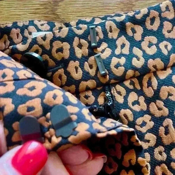 KATE SPADE - Jacquard Contemporary Cheetah Print Size 4 Pants. - Picture 6 of 12